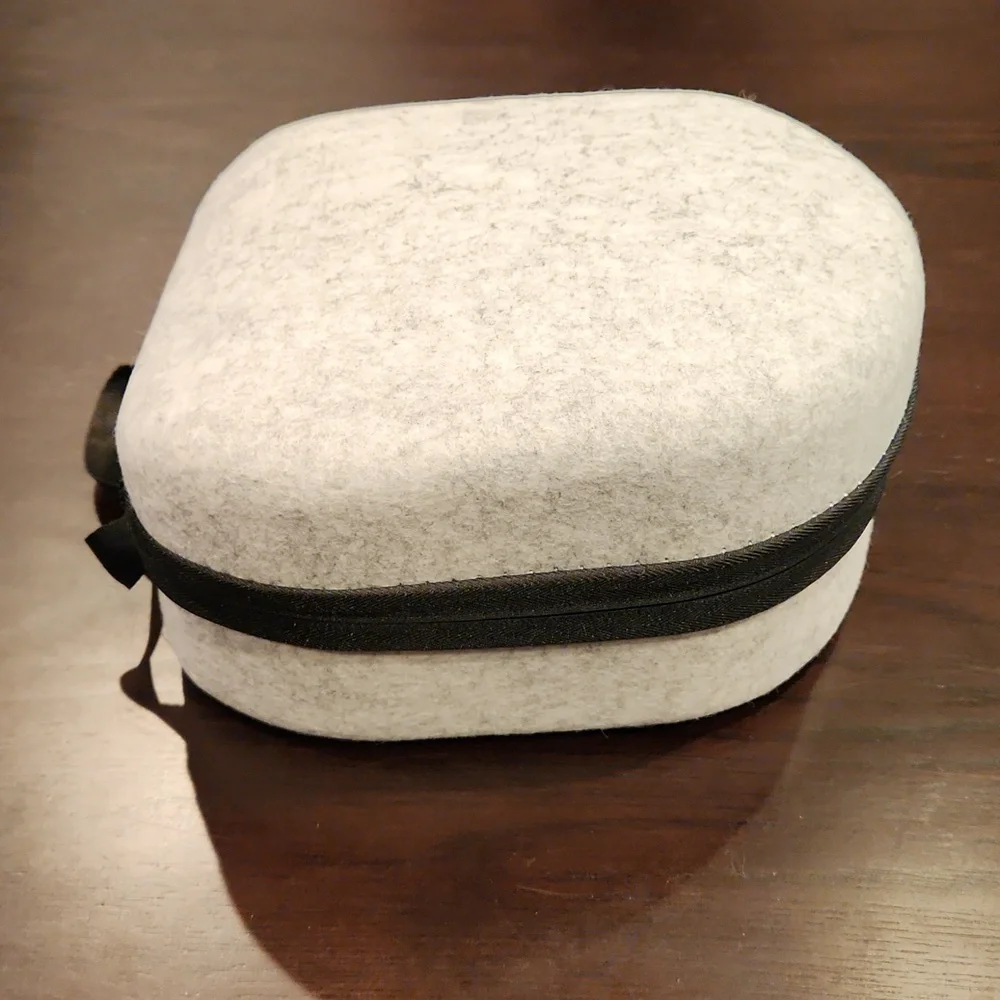 Meta Oculus Quest 2 VR w/ Sarlar carrying case
